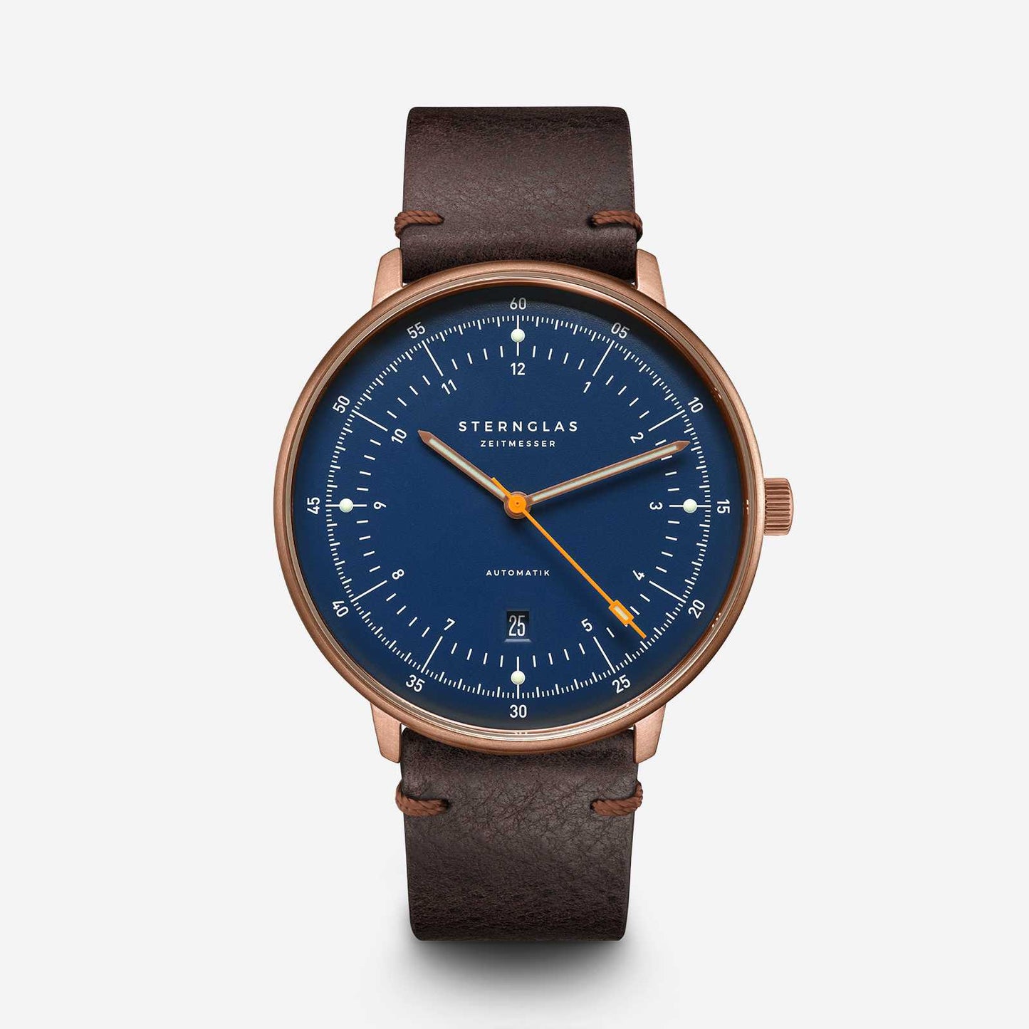 popup|Maritime dial with Luminova|The dark blue satin-finished dial with fine curvature gives the model a noble vintage character.