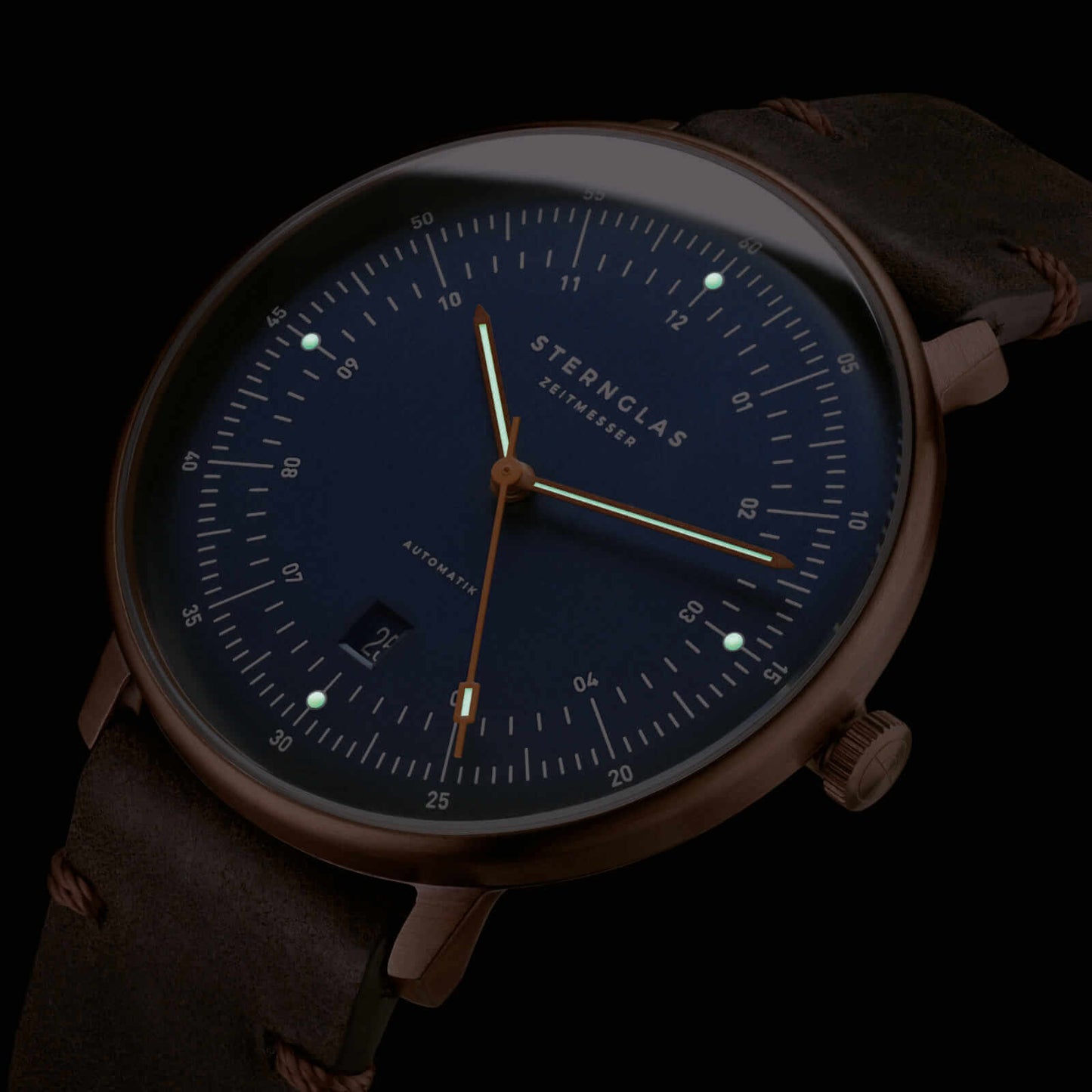 popup|Best readability. Even in the dark|The detailed dial design and the hands and indices with noctilucent Luminova underline the technical character of the Hamburg.