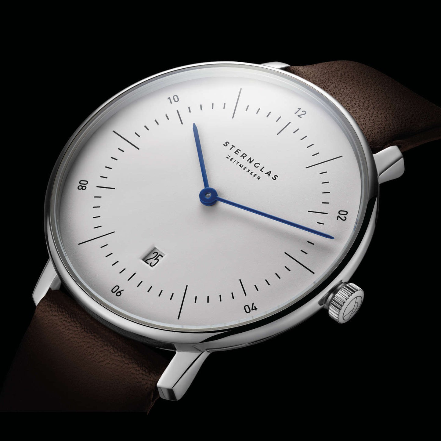 popup|Fits under any shirt sleeve|The particularly flat case design makes the Naos Quartz the ideal dress watch for everyday wear. 