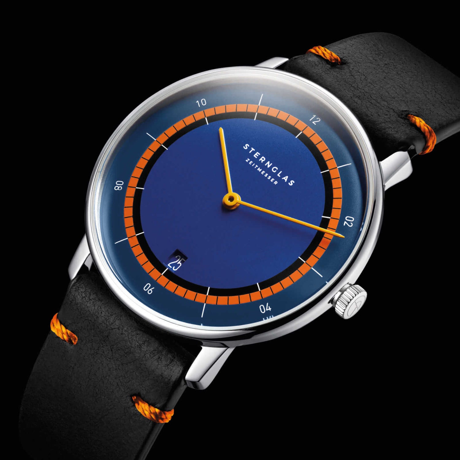 popup|Edition strap in nero-orange|The Naos Edition Küste comes with an edition strap including orange hand stitching to match the dial.