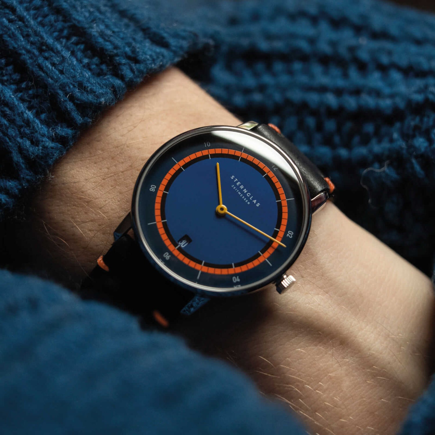popup|Matthias has a wrist size of 18.5 cm/7.2 in|The "Vintage" strap - made in Germany - impresses with its striking cut edge and the two-tone 'pull-up effect'.