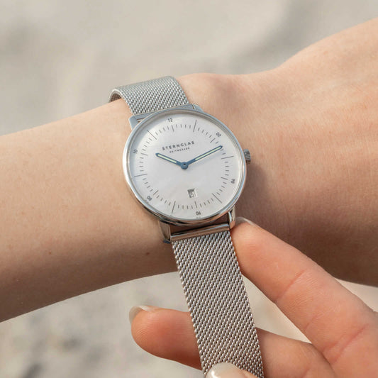 popup|Lisa has a wrist circumference of 14.5 cm/5,7inch|Timeless design for the female wrist