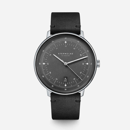 popup|Curved dial|The graphite satin-finished dial with fine curvature gives the model a noble vintage character.