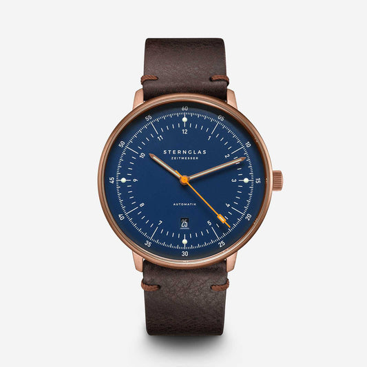 popup|Maritime dial with Luminova|The dark blue satin-finished dial with fine curvature gives the model a noble vintage character.