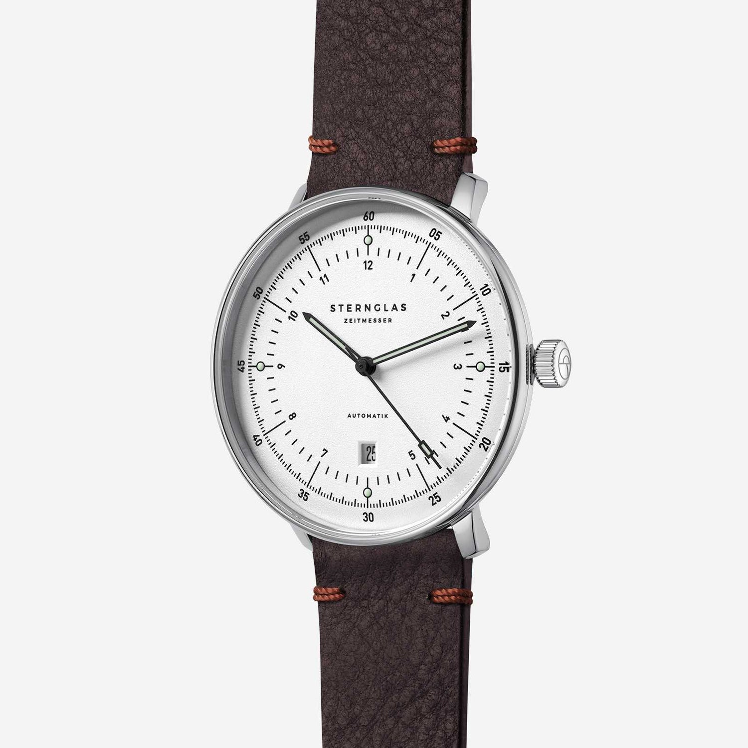 popup|Curved dial|The silvery satin-finished dial with fine curvature gives the model a noble vintage character.