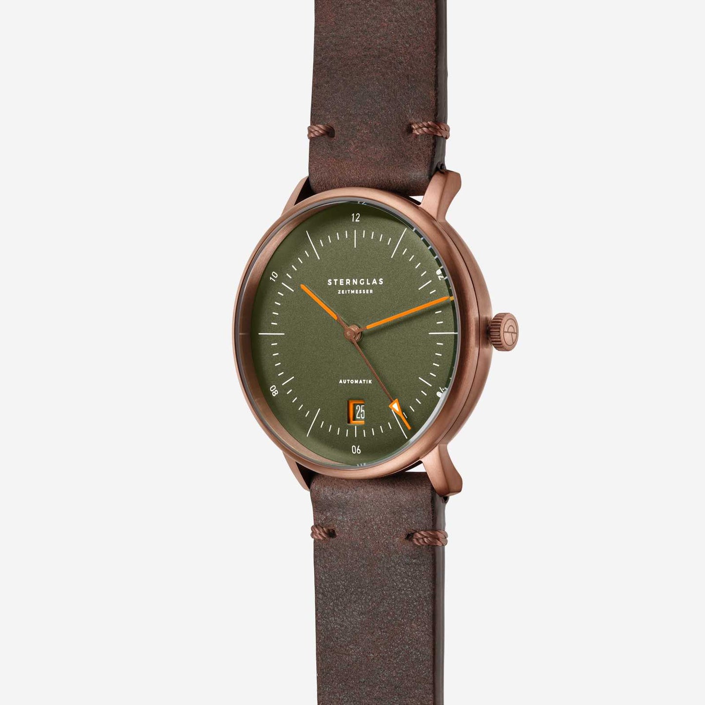 popup|Domed dial|The reed green satin-finished dial with fine curvature gives the model an elegant vintage character.