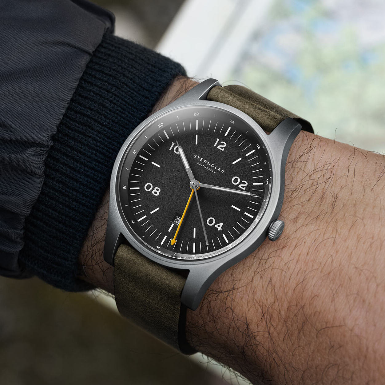 popup|Exciting dial details|Extra-large digits ensure optimal readability, while the textured surface and sloped rehaut provide striking details.