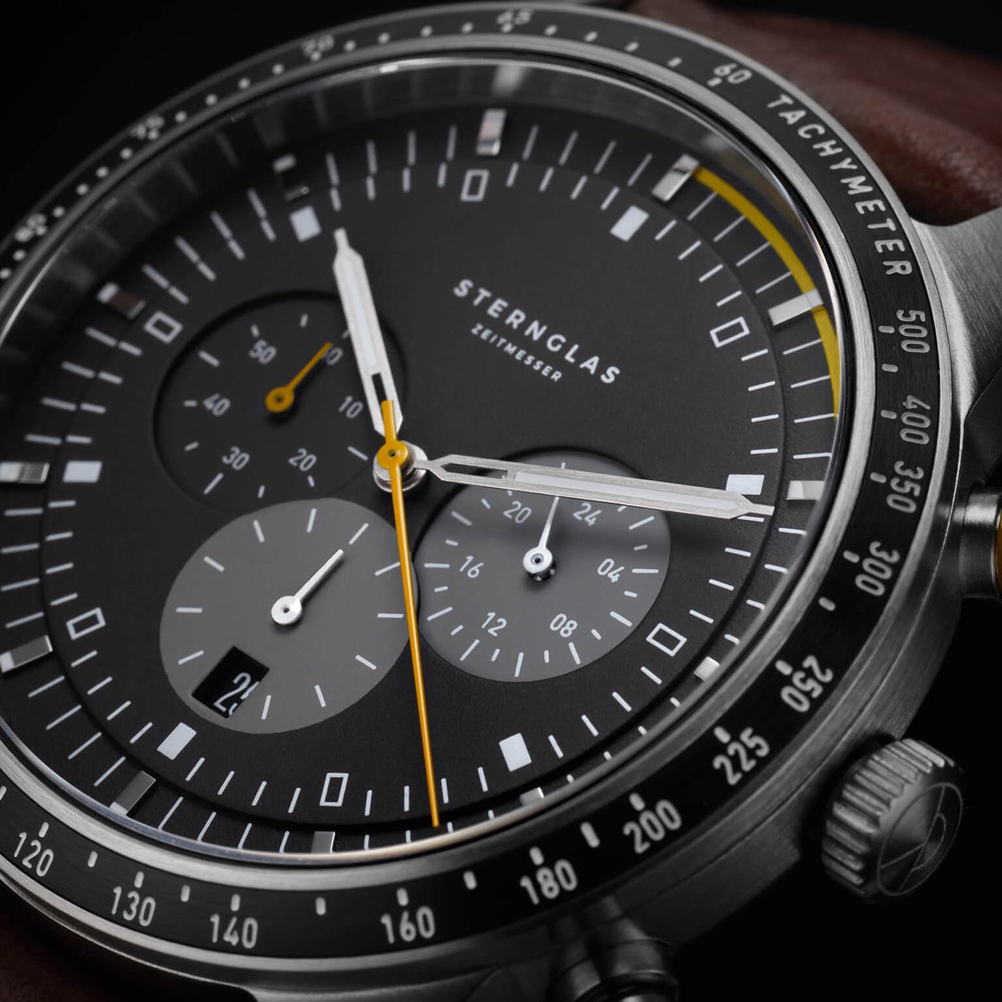 popup|Tachymeter scale|The bezel with tachymeter scale allows for the calculation of speeds.
